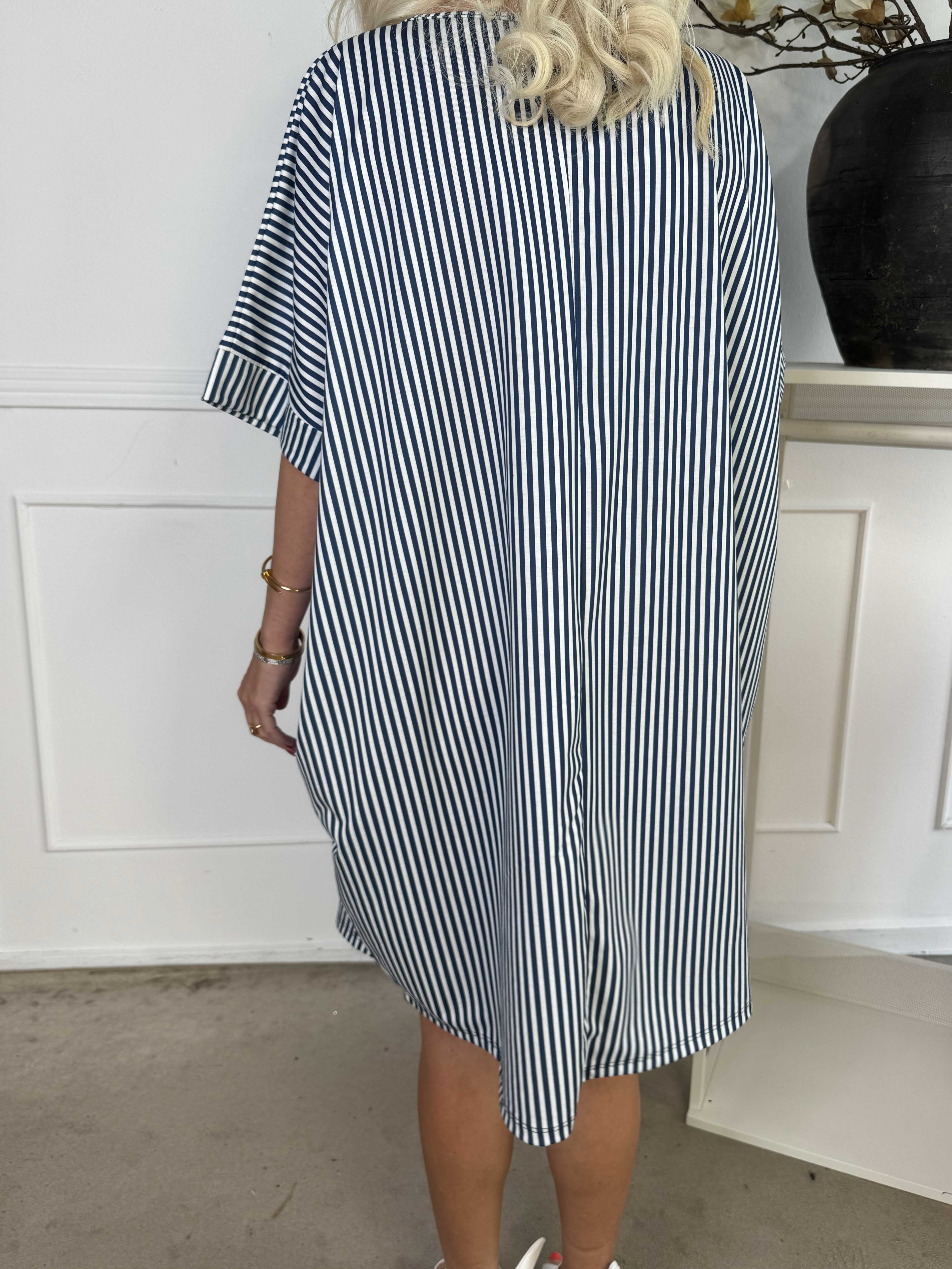 Mintu Stripe Dress - Mjuk randig klänning i bomull med similisten